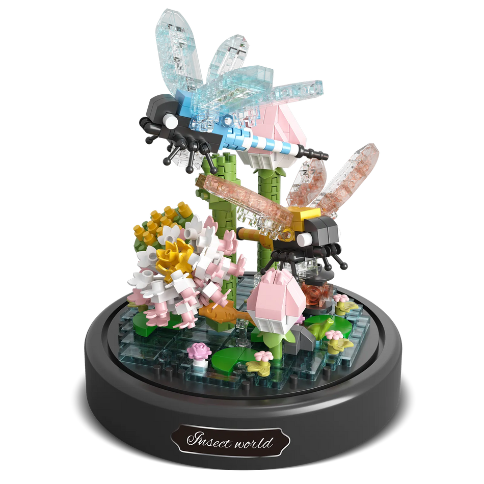 Produktfoto der Balody Miniblocks Libellen mit blühenden Wasserpflanzen, unter einer Glocke