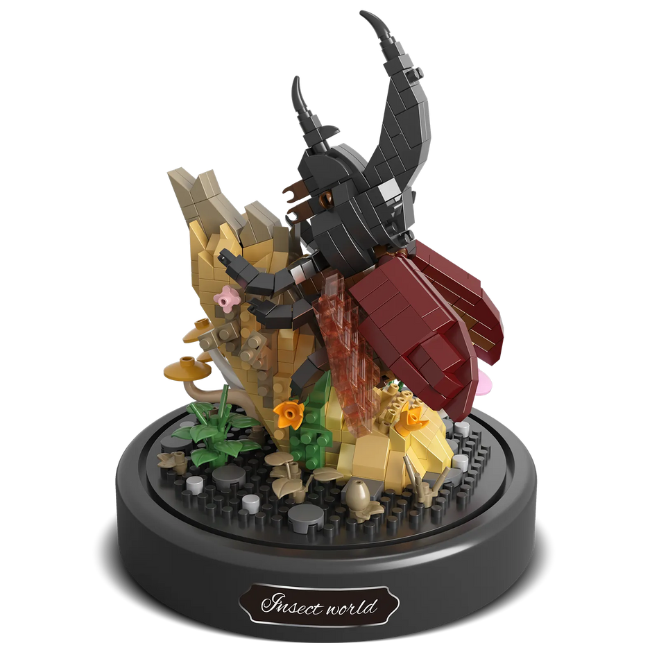 Produktfoto der Balody Miniblocks Nashornkäfer sitzend auf einem Zweig mit Blumen und Pilzen, unter einer Glocke