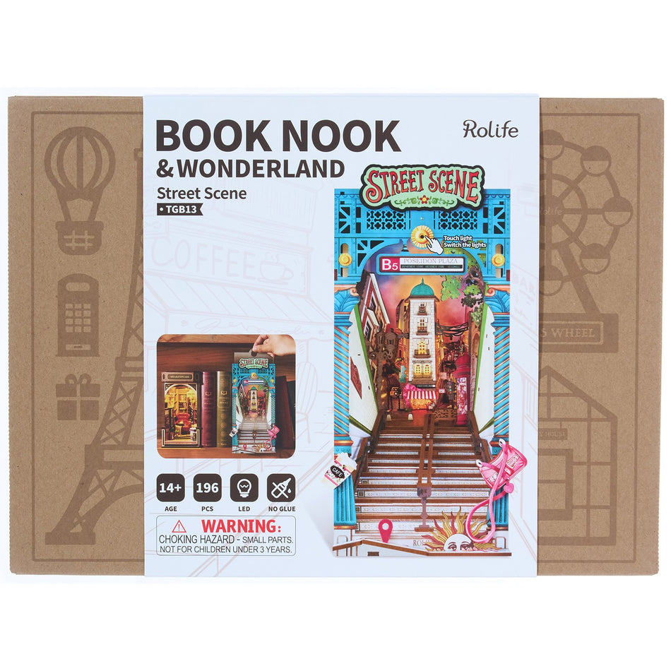 Vorderseite der Verpackung der Robotime Street Scene, Book Nook eines Straßenbildes in Perspektive mit einer Treppe im Vordergrund