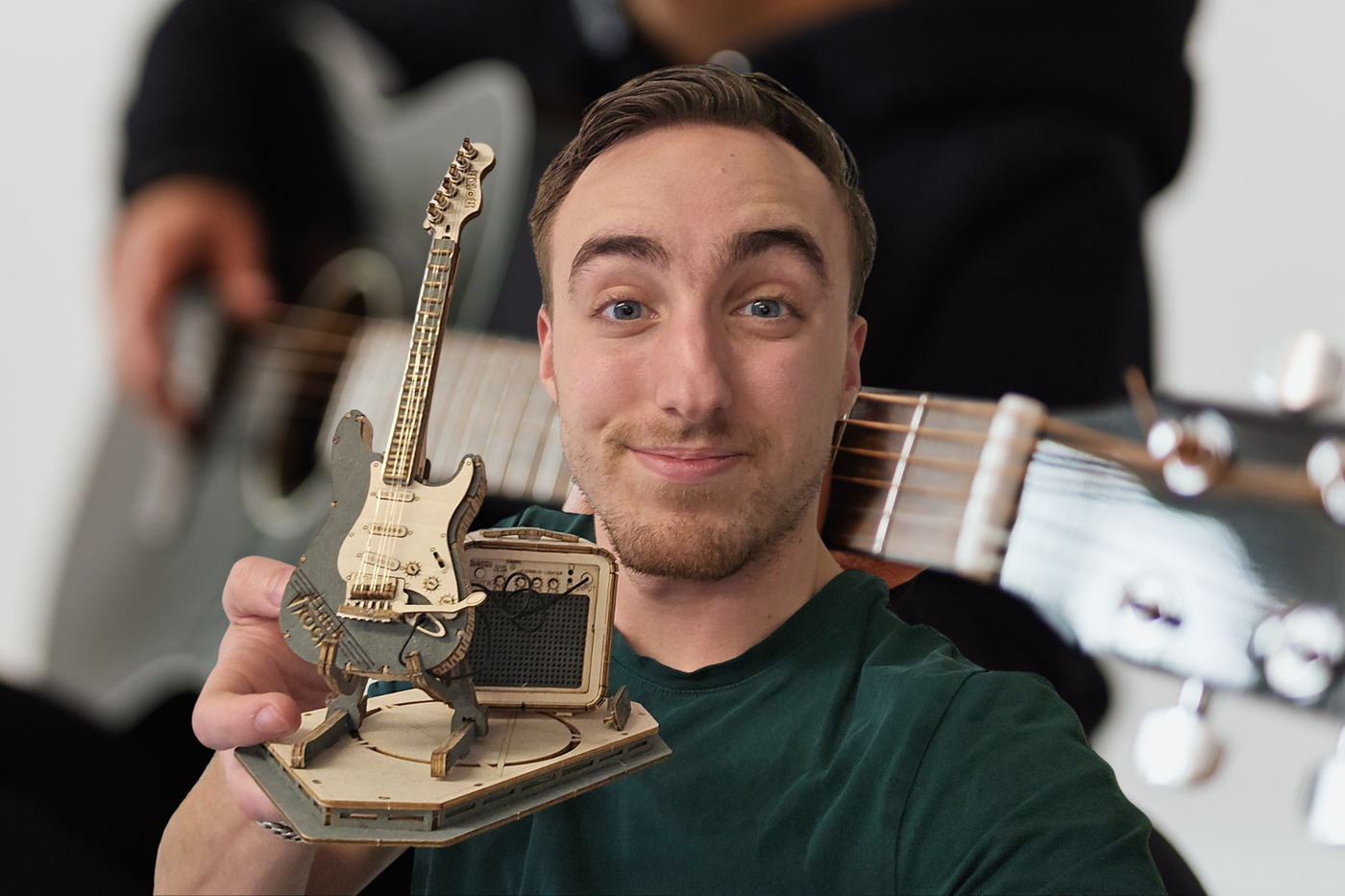 Bauen Sie mit mit Lehrer Max: Ihre eigene Miniatur-E-Gitarre, ein statisches Holz-Bausatz von Robotime