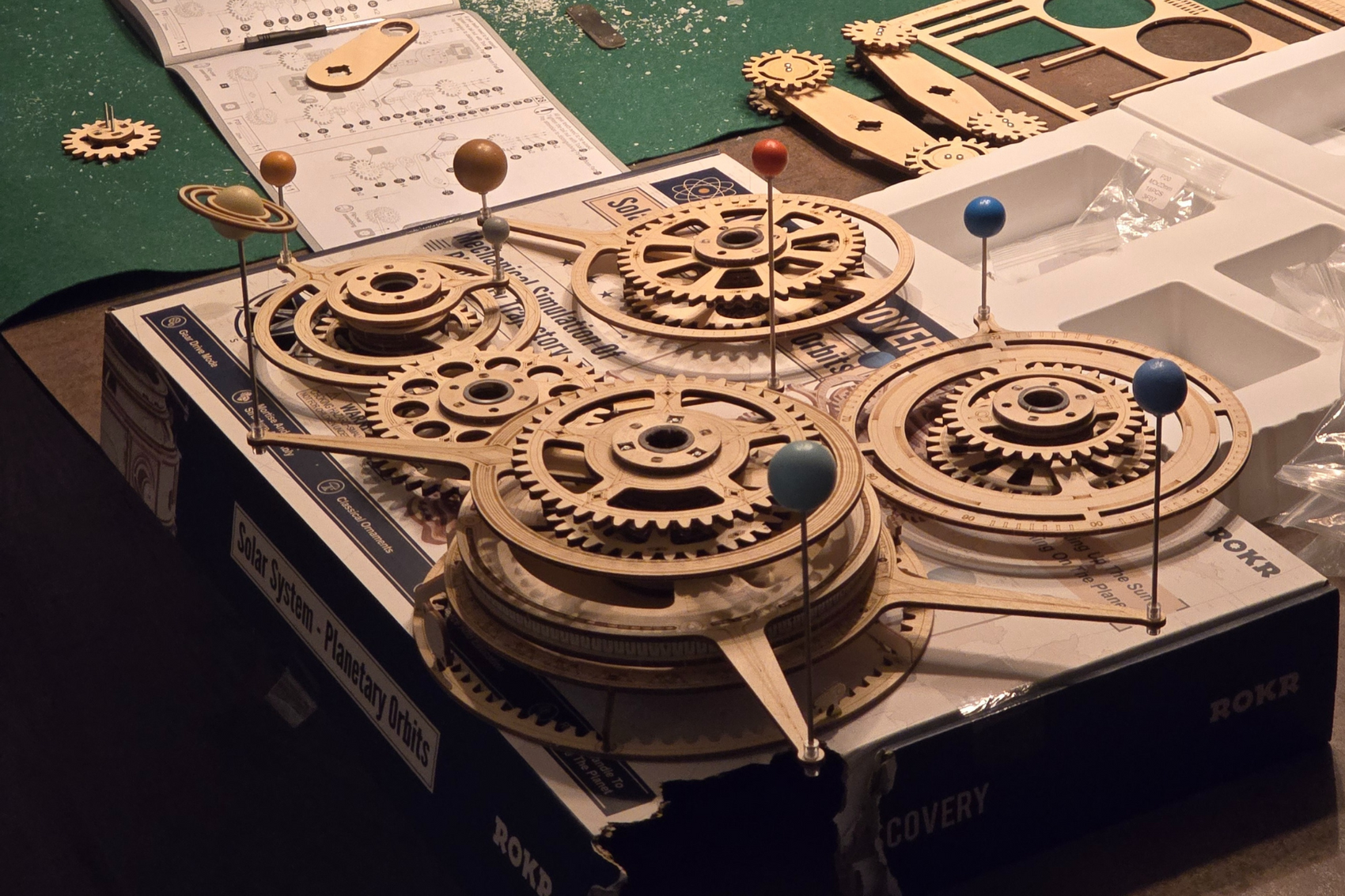 Bauen Sie mit Lehrer Max und entdecken Sie die Magie des Robotime Mechanical Orrery