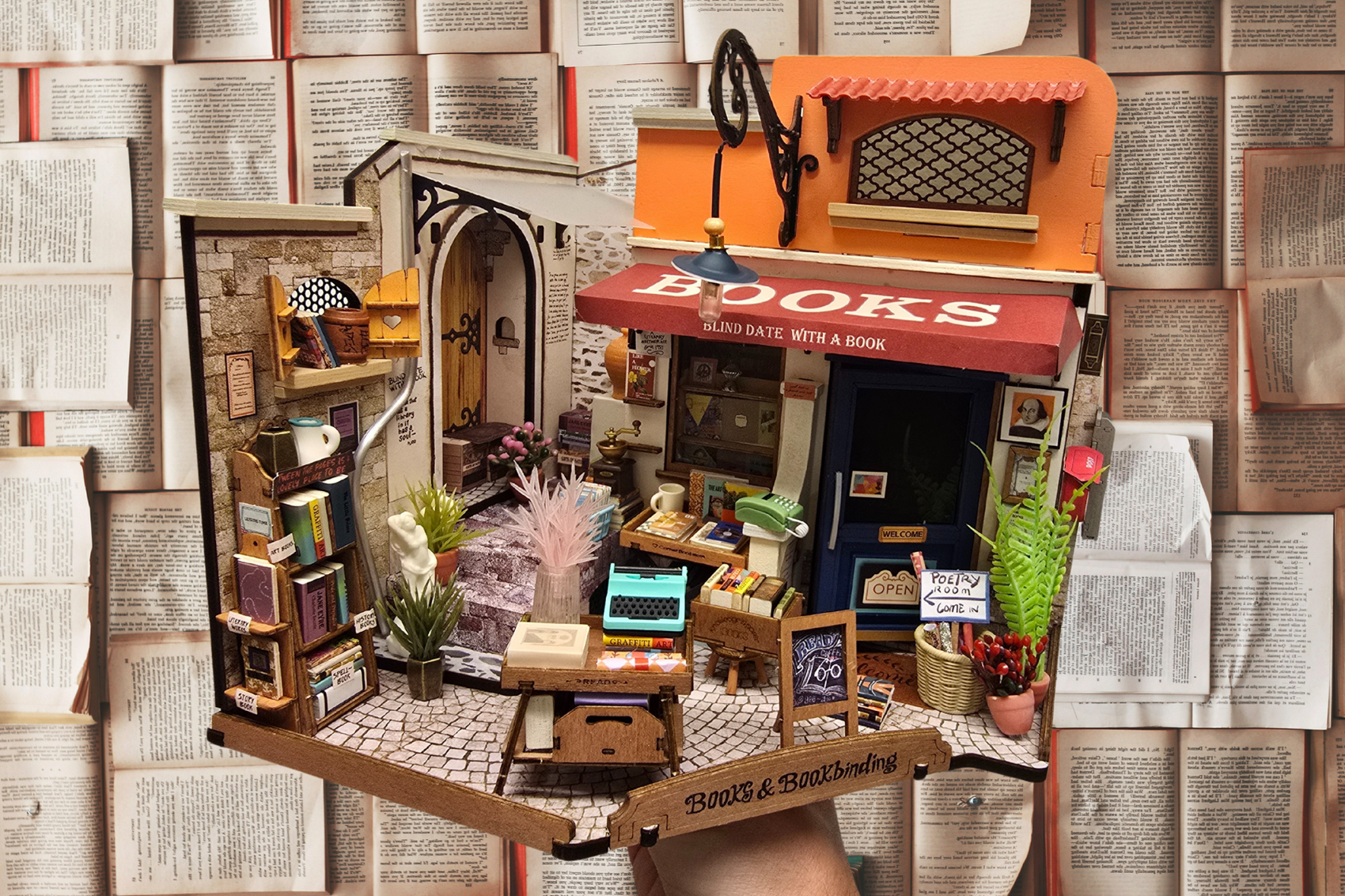 Bauen Sie mit Lehrer Max mit und entdecken Sie diese Miniaturbuchhandlung "Corner Bookstore" von Rolife!