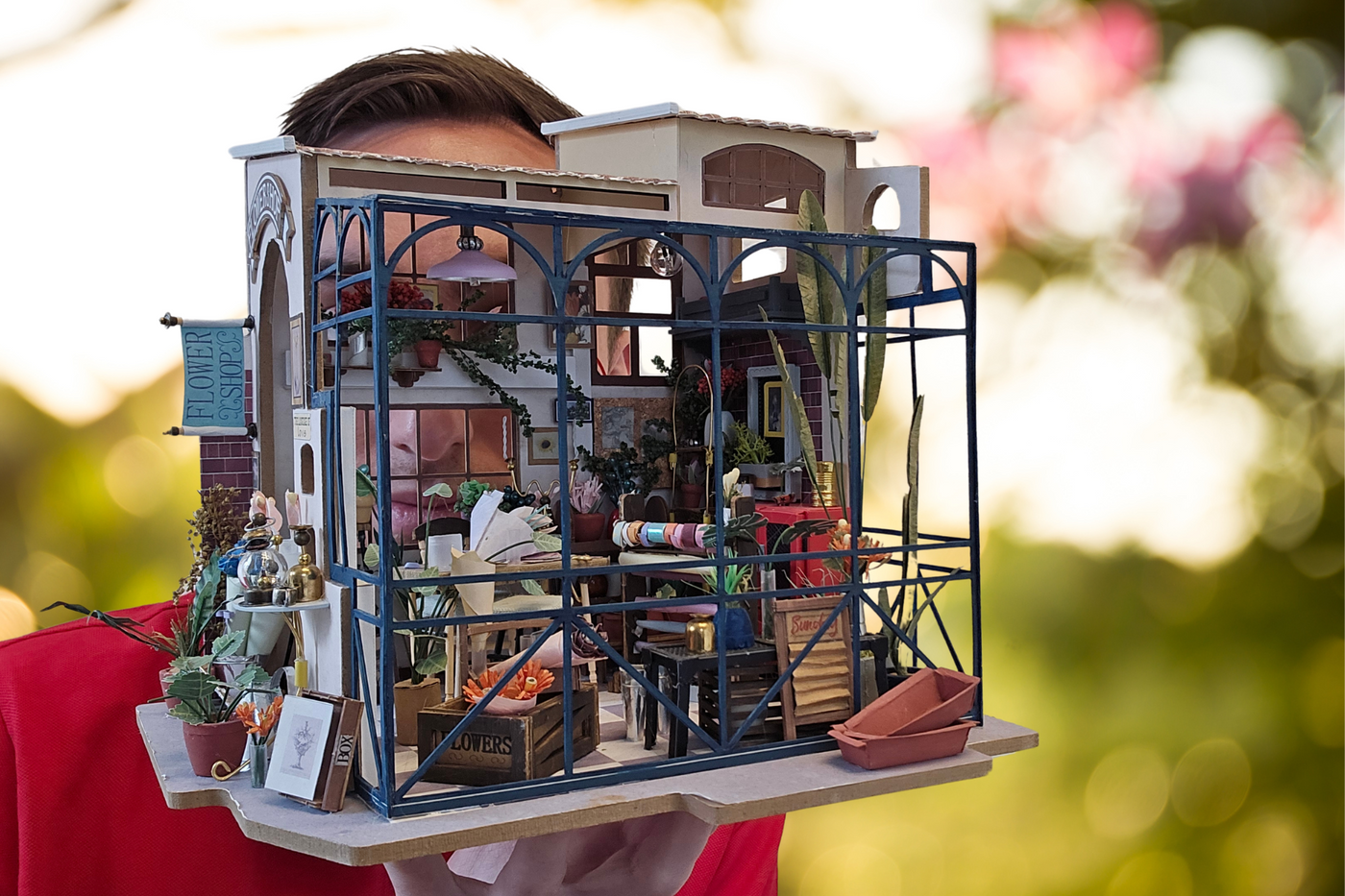 Bauen Sie mit Lehrer Max und entdecken Sie Mini-Blumen, kleine Scheren und Blumentöpfe bei Emily's Flowerhouse von Robotime!