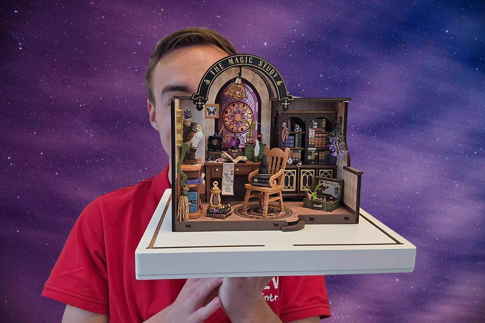 Bauen Sie mit Lehrer Max mit und entdecken Sie, welche Geheimnisse die Magic Study von Robotime verbirgt!