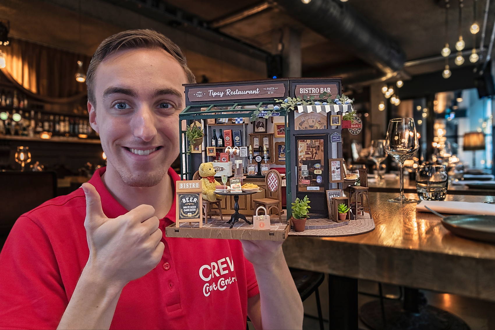 Bauen Sie mit Lehrer Max und gestalten Sie Ihre eigene gemütliche Bistro mit dem Holz-Bausatz von Rolife!