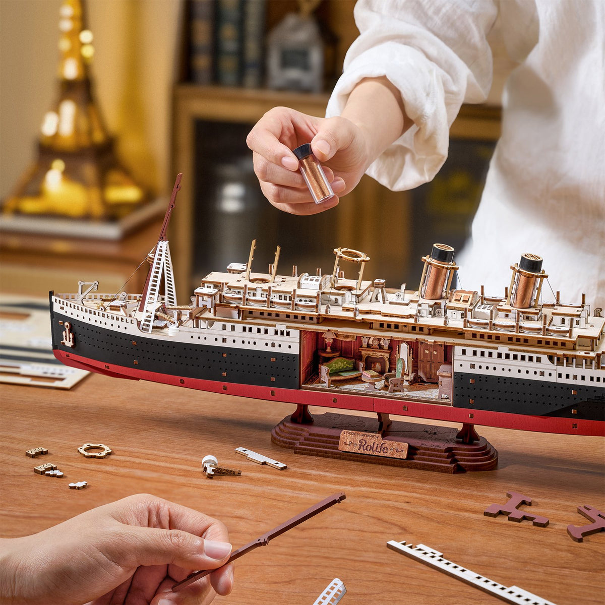 Zwei Personen bauen gemeinsam den Robotime 1912 – Eternal Atlantic Voyager