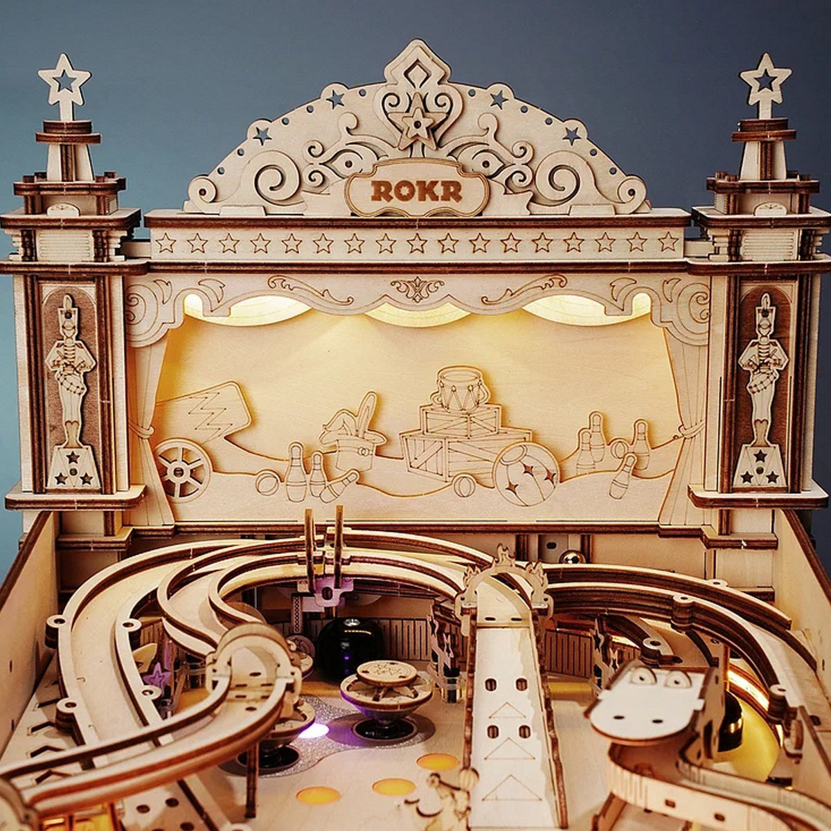 Details der oberen Hälfte und der dekorativen Platte auf der Rückseite des Robotime 3D Pinball Machine