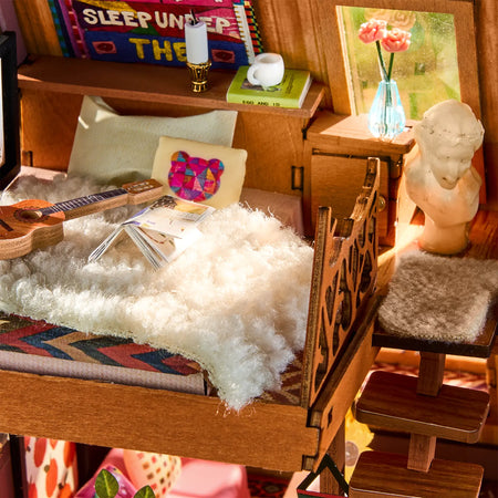 Das Loft mit Bett und Dekorationen in der Robotime A-Frame Cabin