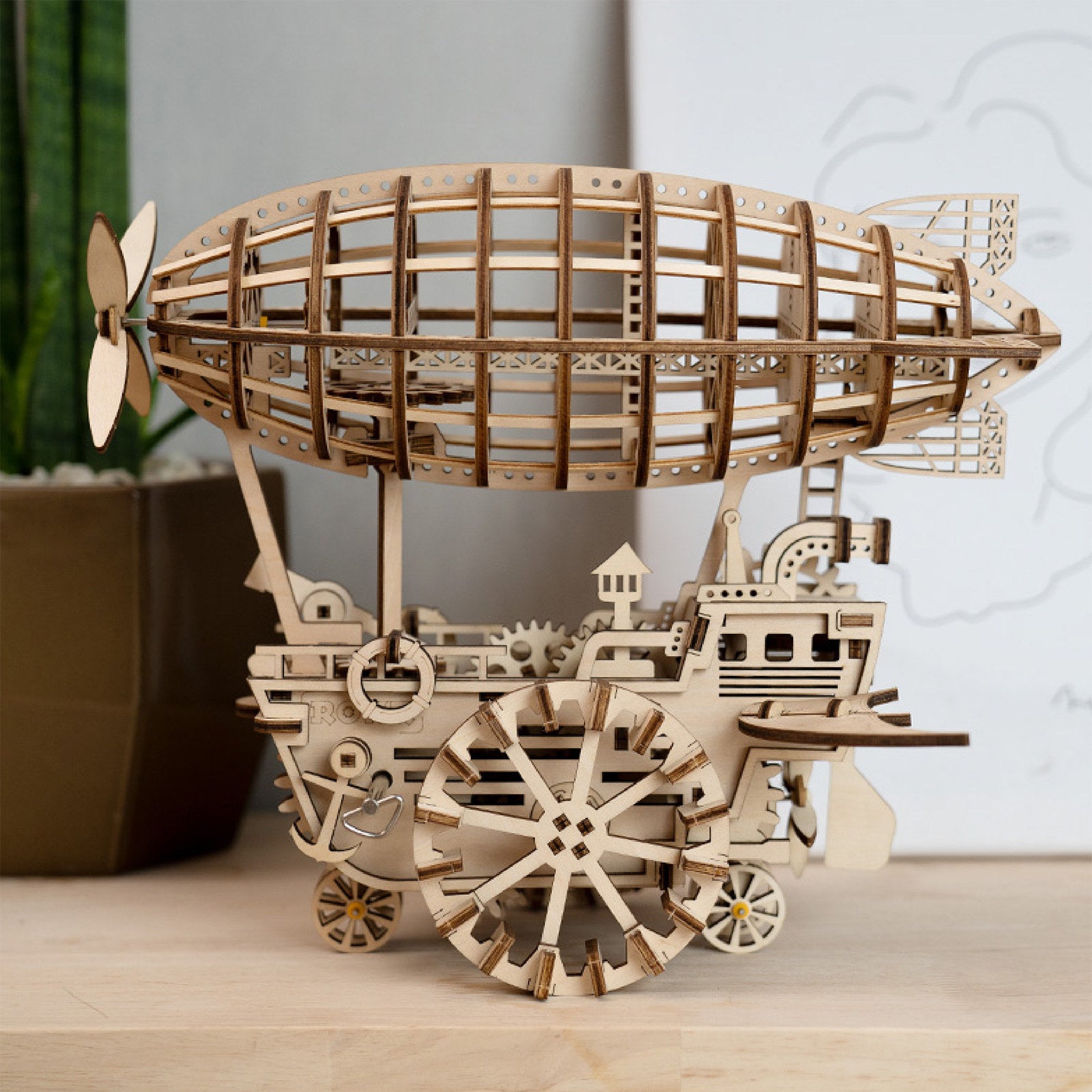 Atmosphärische Präsentation der Robotime Air Vehicle, Holzmodellbau eines mechanischen, fahrenden Steampunk-Zeppelins