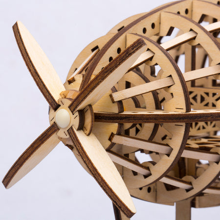 Propeller und Vorderseite des Ballons des Robotime Air Vehicle