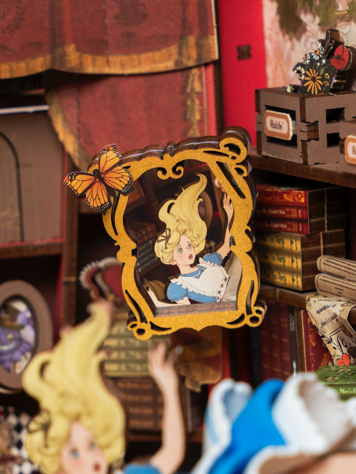Detail des echten Spiegels in der Robotime Alice Adventure Book Nook