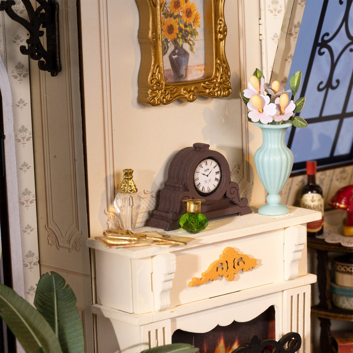 Details der Vintage-Uhr, der Parfümflasche und der Blumenvase auf dem Kaminsims in Robotimes Catherine’s Living Room