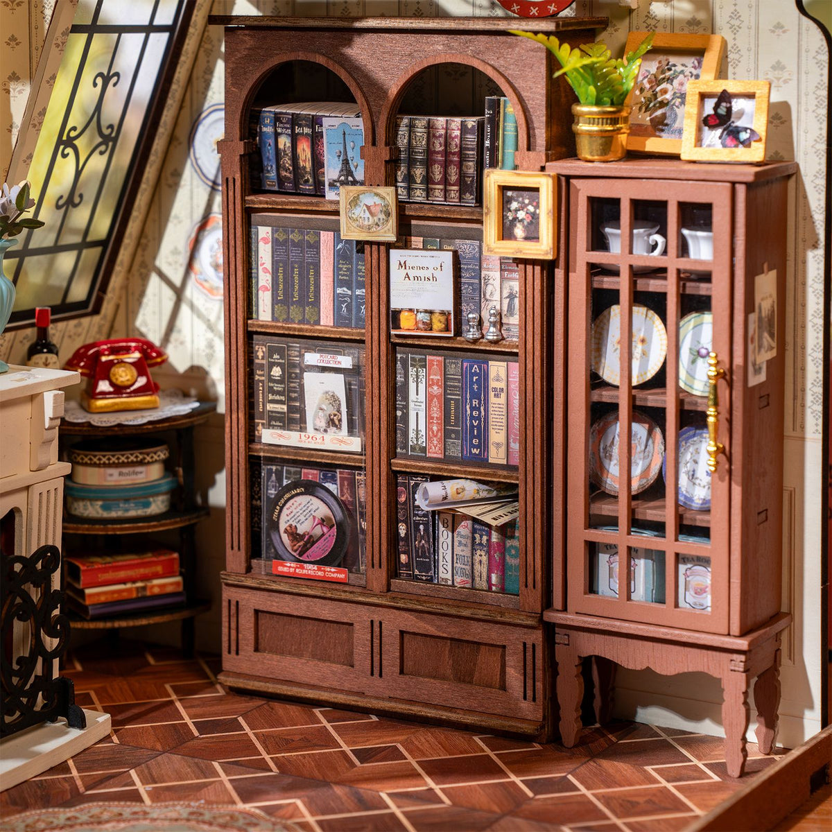 Nahaufnahme des Bücherregals und Geschirrschranks aus dem Robotime Catherine’s Living Room