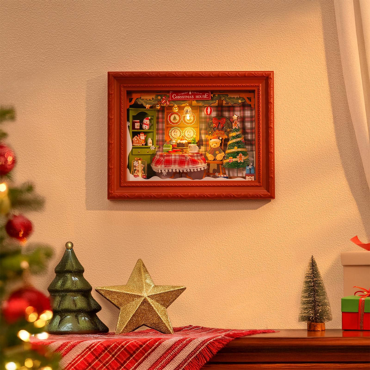 Atmosphärische Präsentation der Robotime Christmas Eve Party, Diorama eines weihnachtlich dekorierten Wohnzimmers mit Lichtern