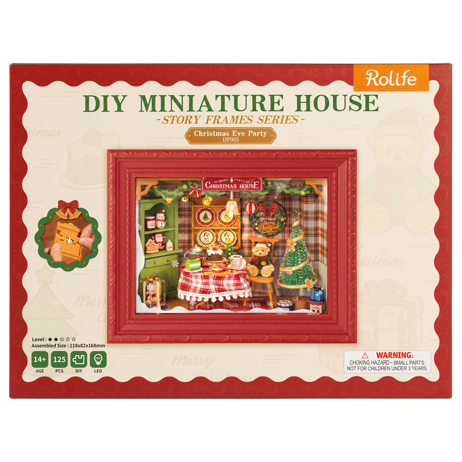 Vorderseite der Verpackung der Robotime Christmas Eve Party, Diorama eines weihnachtlich dekorierten Wohnzimmers mit Lichtern