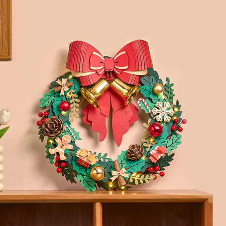Atmosphärische Präsentation der Robotime Christmas Wreath, Holzbausatz einer Weihnachtskranz