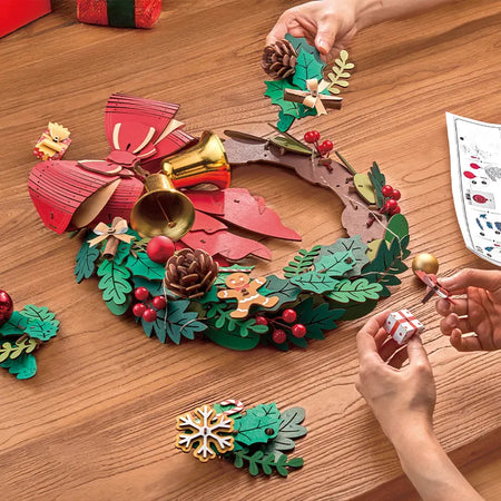 Eine Person bastelt den Robotime Christmas Wreath