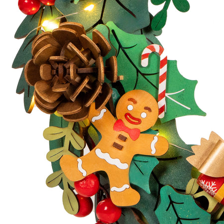 Details zum Lebkuchenmann und Tannenzapfenverzierung des Robotime-Weihnachtskranzes