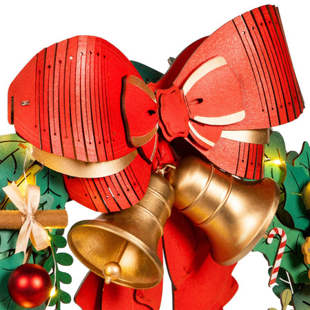 Nahaufnahme der großen roten Schleife mit Weihnachtsglöckchen vom Robotime Christmas Wreath