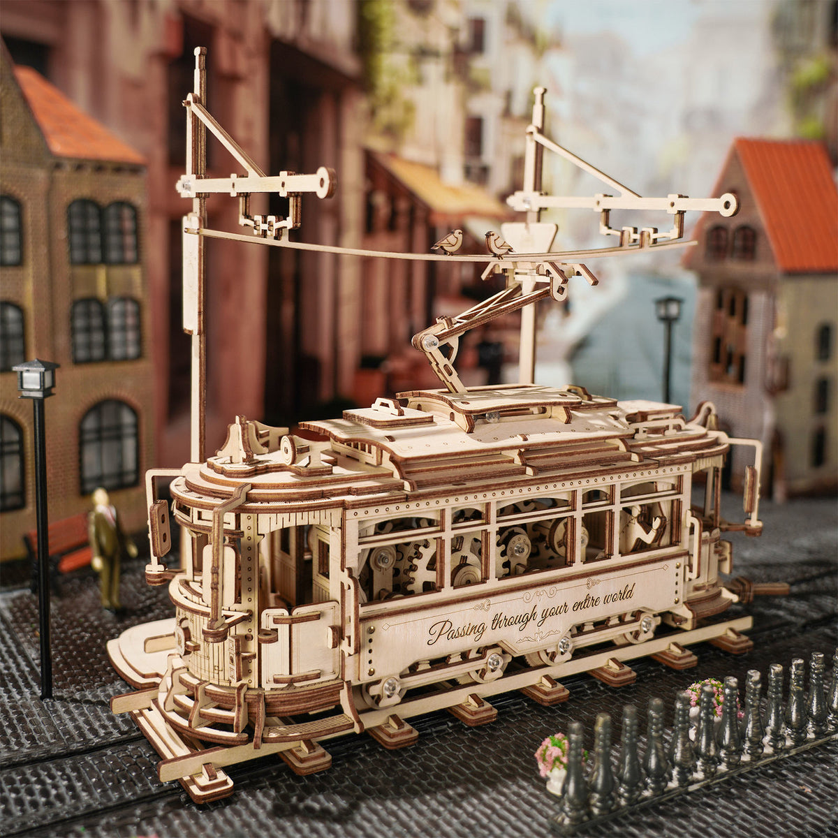 Atmosphärische Präsentation der Robotime Classic City Tram, Holzmodellbau eines mechanische, fahrende portugiesische Straßenbahn