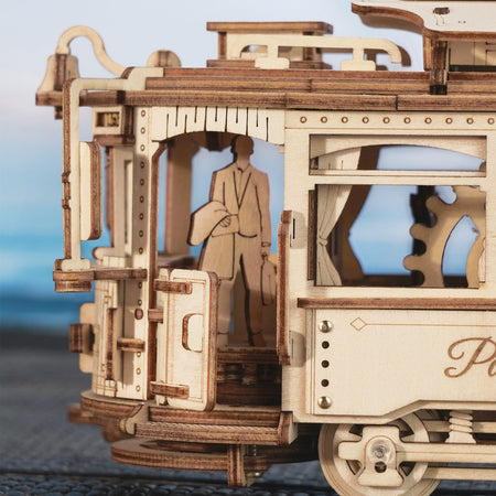 Nahaufnahme der Rückseite des Robotime Classic City Tram