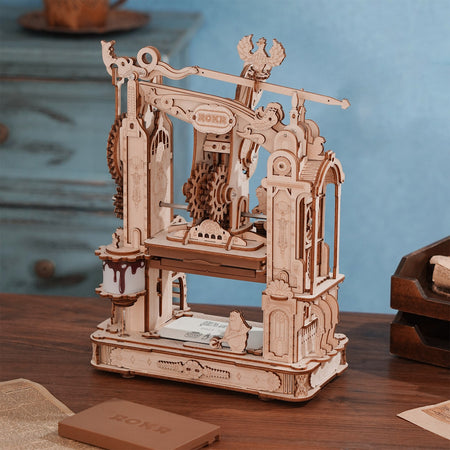 Atmosphärische Präsentation der Robotime Classic Printing Press, Holzmodellbau einer funktionierenden Druckerpresse