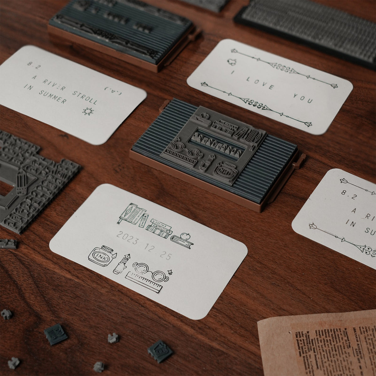 Detailansicht der gedruckten Karten, der Druckplatte und der einzelnen Buchstaben in der Robotime Classic Printing Press