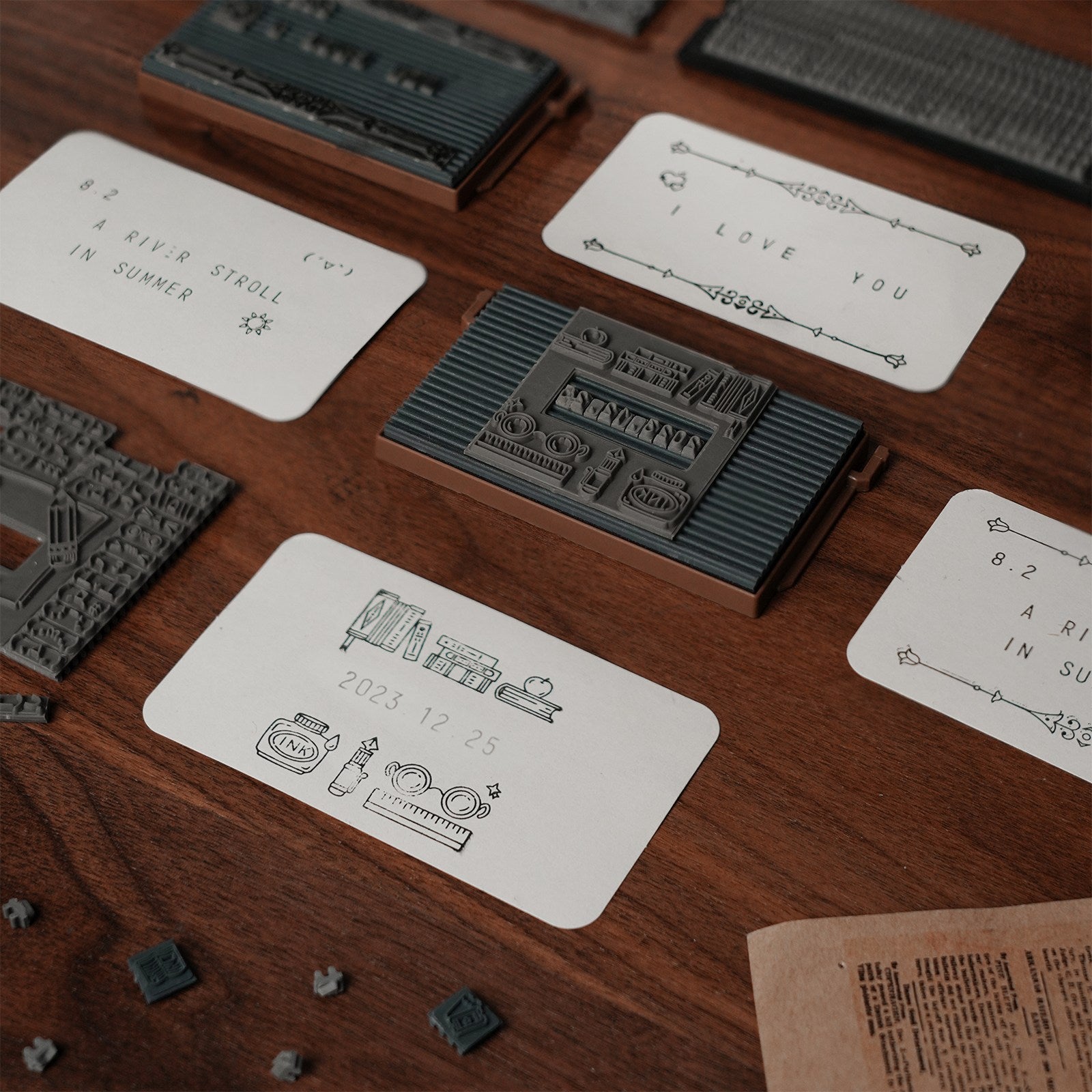 Detailansicht der gedruckten Karten, der Druckplatte und der einzelnen Buchstaben in der Robotime Classic Printing Press