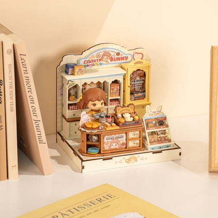Atmosphärische Präsentation der Robotime Cookii Bunny’s Cookie Shop, Miniaturhaus einer Keksladen mit Cookii Bunny hinter der Theke