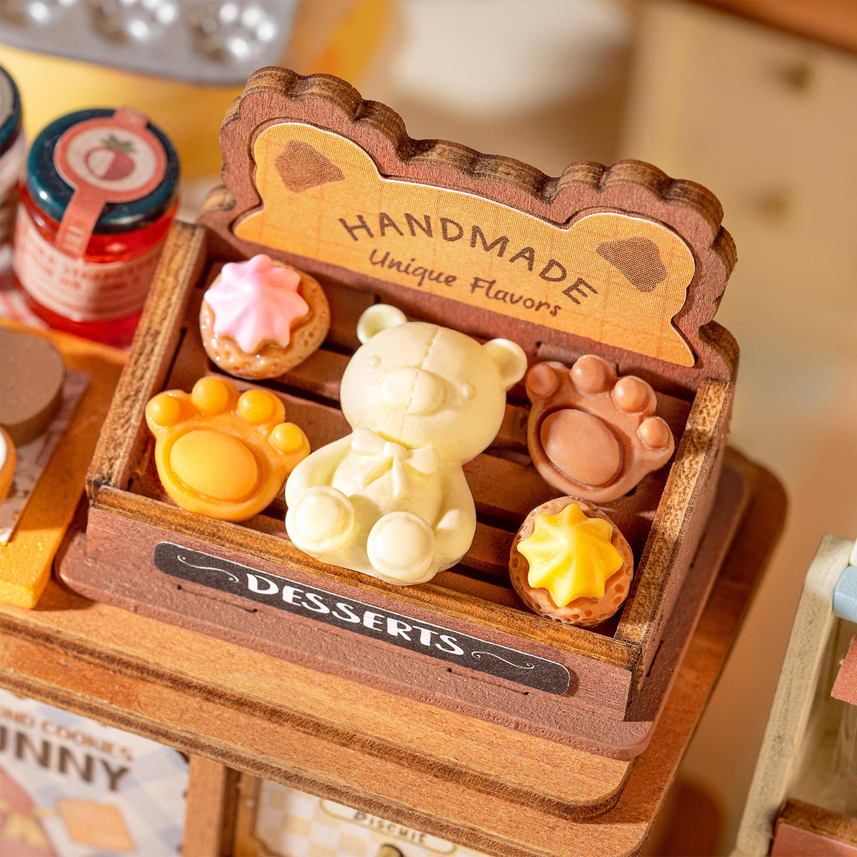 Display mit ausgestellten Keksen und Kuchen aus dem Robotime Cookii Bunny’s Cookie Shop