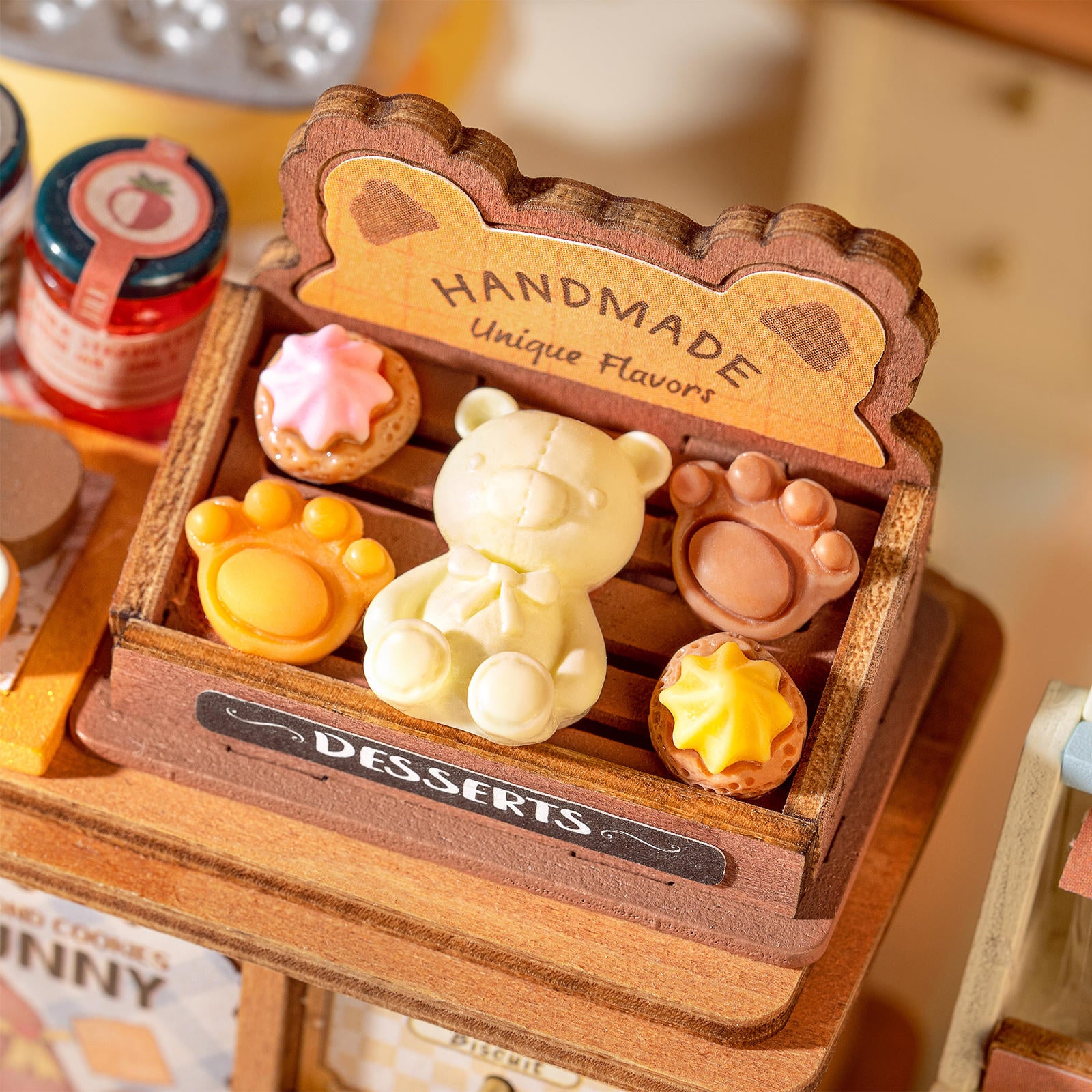 Display mit ausgestellten Keksen und Kuchen aus dem Robotime Cookii Bunny’s Cookie Shop