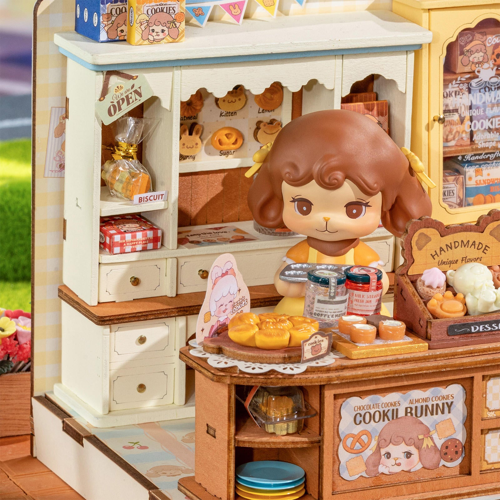 Cookii hinter der Theke des Robotime Cookii Bunny’s Cookie Shop