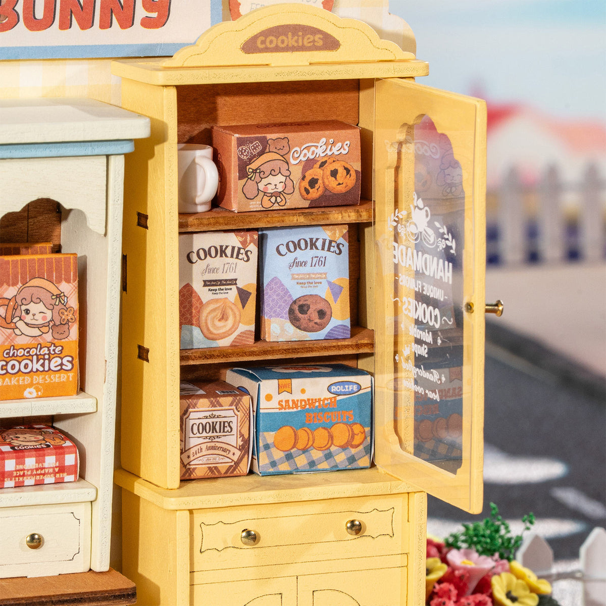 Boxen mit Keksen, ausgestellt in einem Schrank des Robotime Cookii Bunny’s Cookie Shop