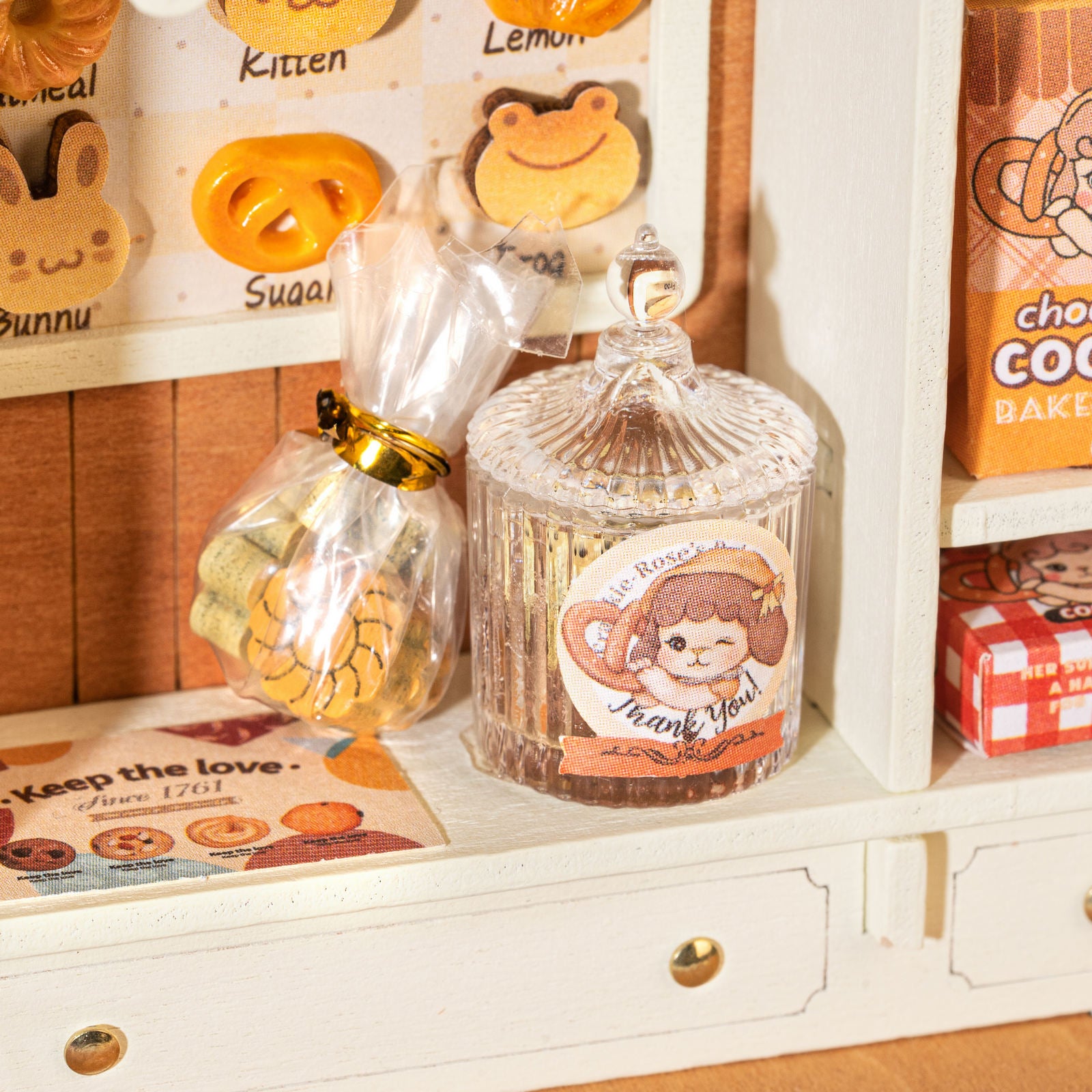 Glas mit Keksen und verpackten Keksen hinter der Theke des Robotime Cookii Bunny’s Cookie Shop