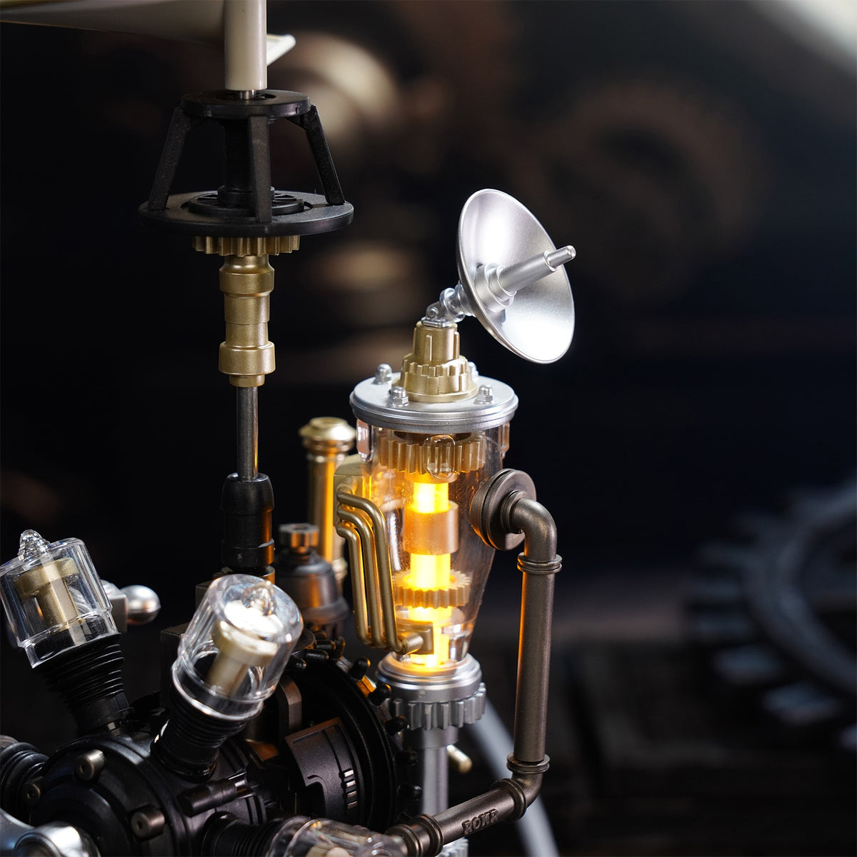 Kleine Parabolantenne auf der Oberseite des Robotime Da Vinci Helicopter