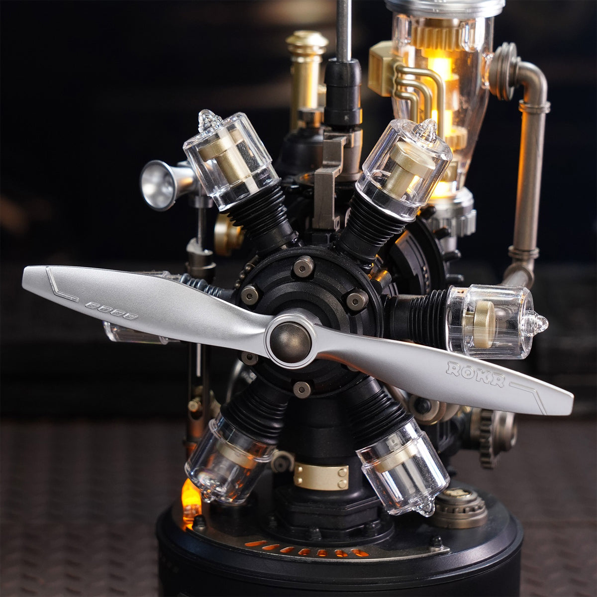 Ein moderner Propeller an der Seite des Robotime Da Vinci Helicopter