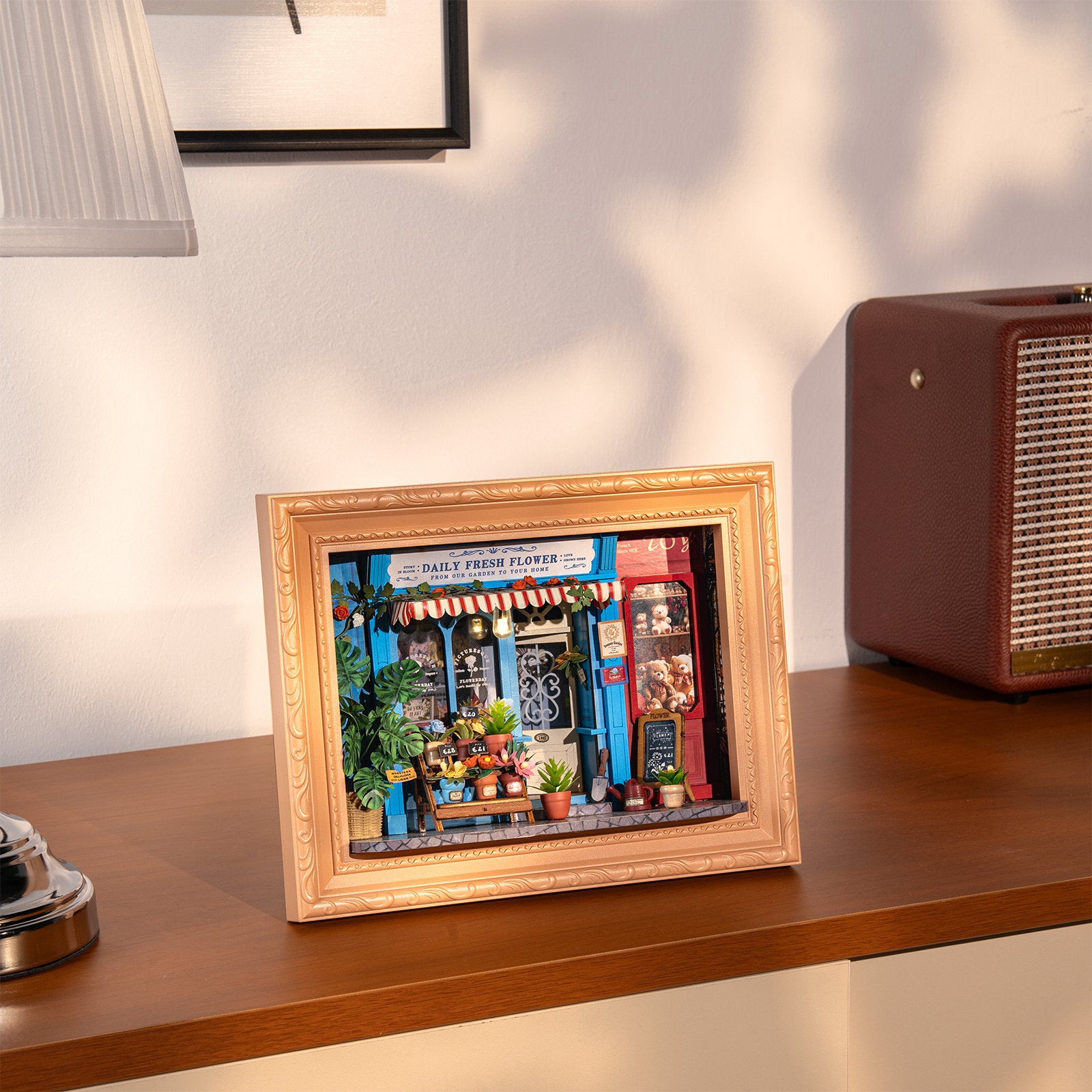 Atmosphärische Präsentation der Robotime Daily Fresh Flower, Diorama in einem Rahmen eines altmodischen Ladens mit Blumen und Pflanzen