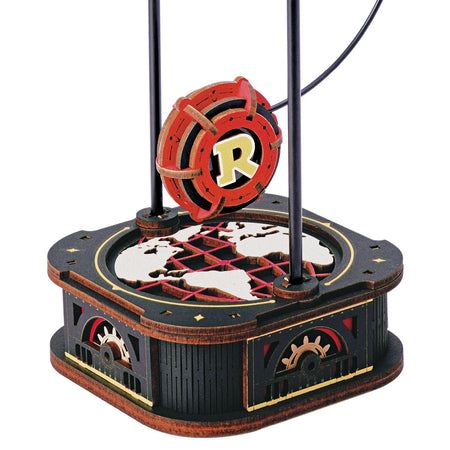 Nahaufnahme des Pendels des Robotime Deep-Sea Adventurer