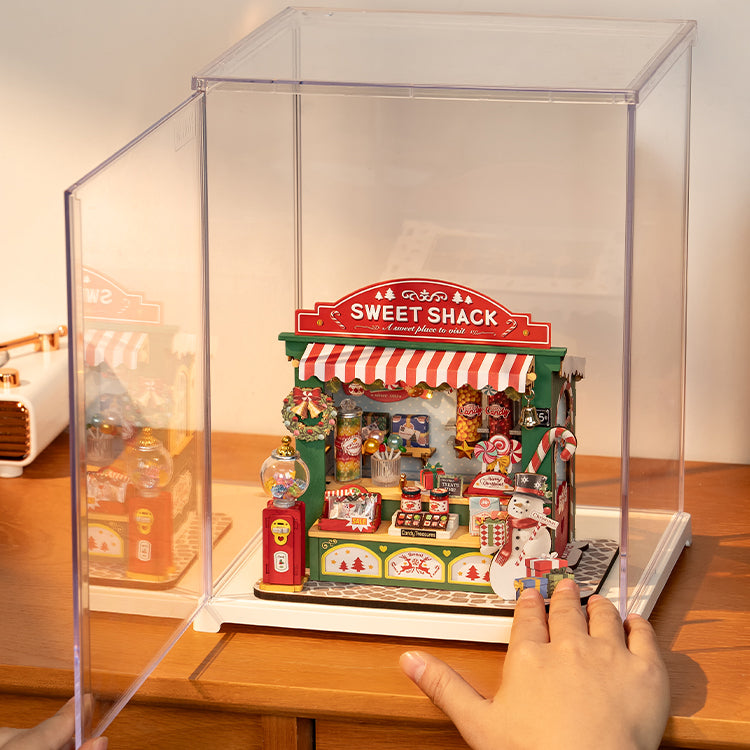 Der Robotime Christmas Candy Stand im Robotime Dust Cover Portrait M, mit Demonstration der aufklappbaren Tür