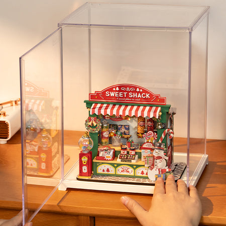 Der Robotime Christmas Candy Stand im Robotime Dust Cover Portrait M, mit Demonstration der aufklappbaren Tür