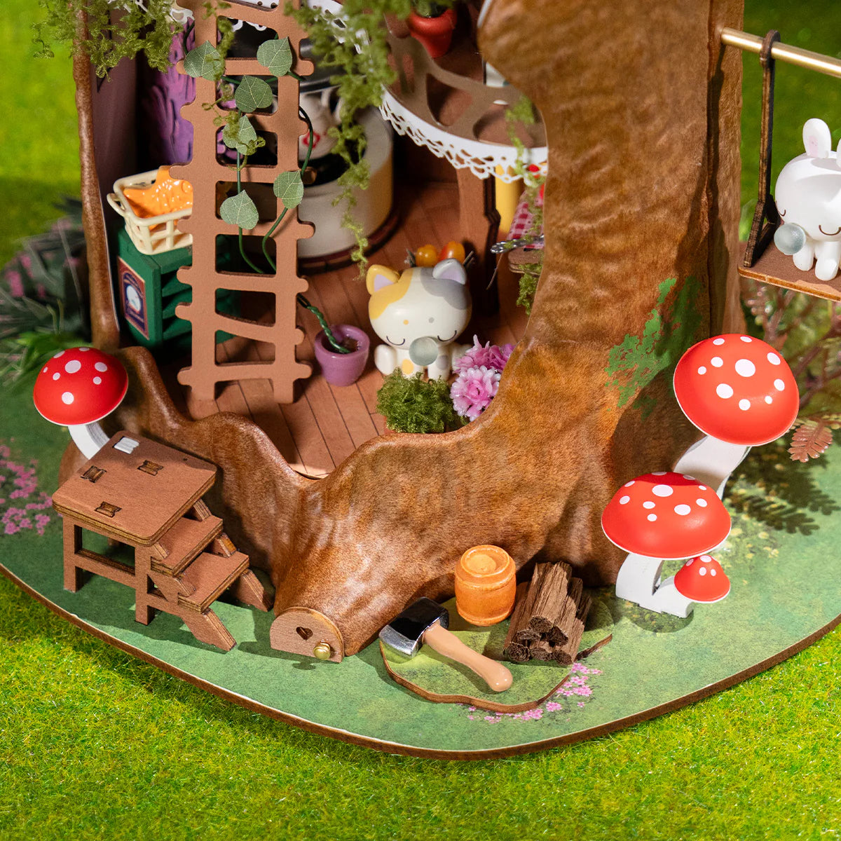 Die Unterseite des Baumstumpfs mit Pilzen drum herum und das Erdgeschoss des Robotime Fairytale Tree House