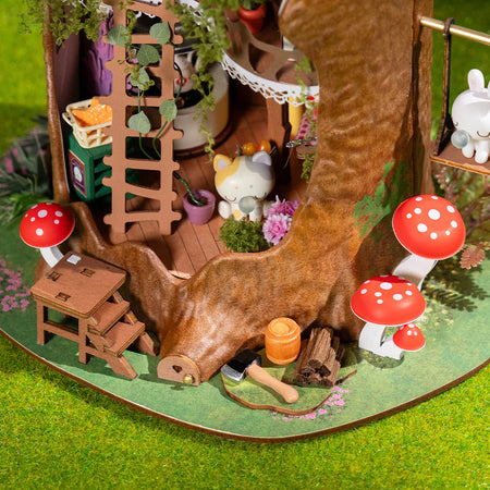 Die Unterseite des Baumstumpfs mit Pilzen drum herum und das Erdgeschoss des Robotime Fairytale Tree House