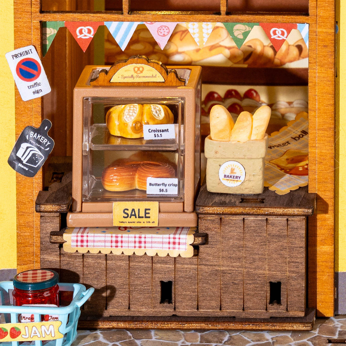 Ausgestelltes Brot und Gebäck in der Robotime Fluffy Cat Bakery