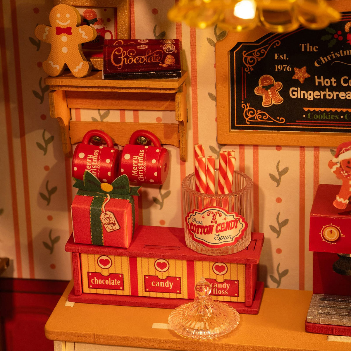 Details der Süßigkeiten hinter der Theke des Robotime Gingerbread House