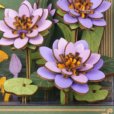 Nahaufnahme von drei violetten Seerosen aus der Robotime Glittering Water Lily