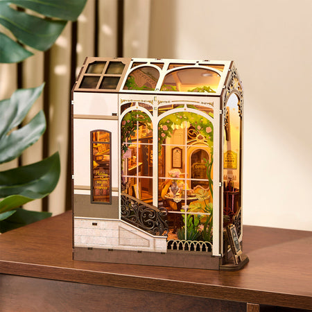 Fensterfront an der Seite des Robotime Holiday Café, durch die man seitlich in die Book Nook blicken kann