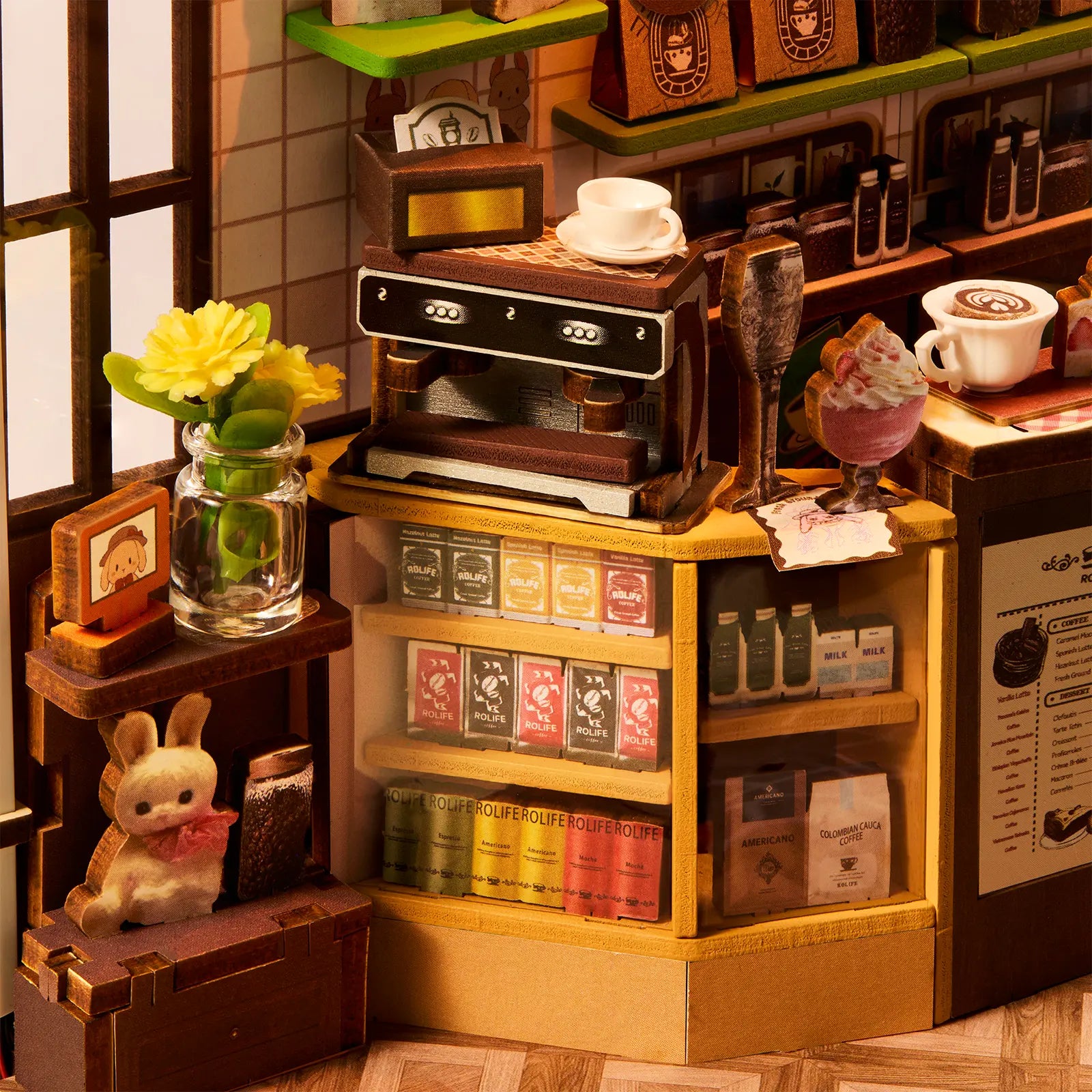 Die Bar hinter der Theke des Cafés im Robotime Holiday Café