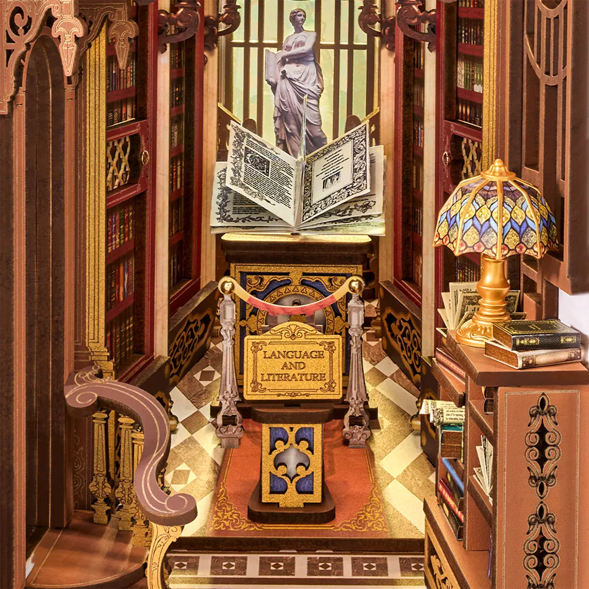 Details des Sockels mit Plakette, dem aufgeschlagenen Buch und der Statue in der Robotime Library of Wonders