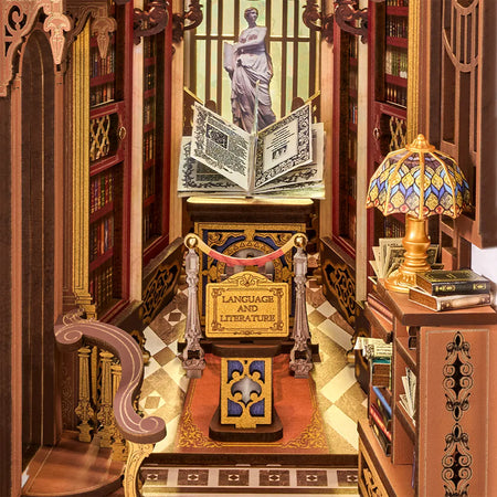 Details des Sockels mit Plakette, dem aufgeschlagenen Buch und der Statue in der Robotime Library of Wonders