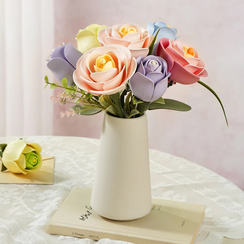 Die Robotime Light Pink Camellia in einem Strauß mit anderen Kunststoffblumen aus der ROKR Floral Art Serie